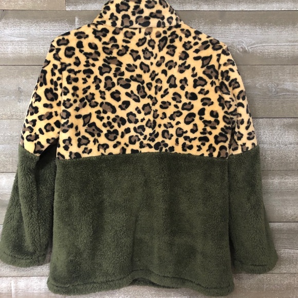 Adult Small leopard & olive green fleece pullover - Picture 4 of 6